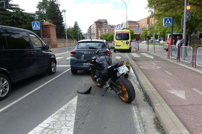 Investigado un motorista por conducir bajo los efectos del alcohol y las drogas sin casco y con un menor