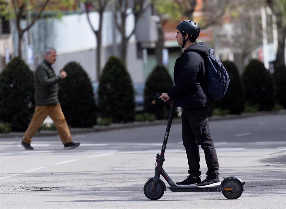 Archivo - Un hombre montado en un patinete eléctrico, a 5 de abril de 2024, en Madrid (España).