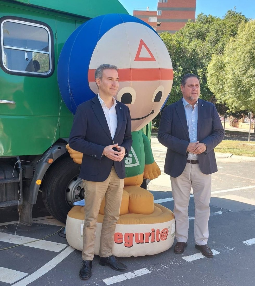 Los delegados territoriales Amós García Hueso y Francisco Alonso Martínez visitan el aula móvil de la campaña 'Aprende a crecer con seguridad' en Almería junto a Segurit@.