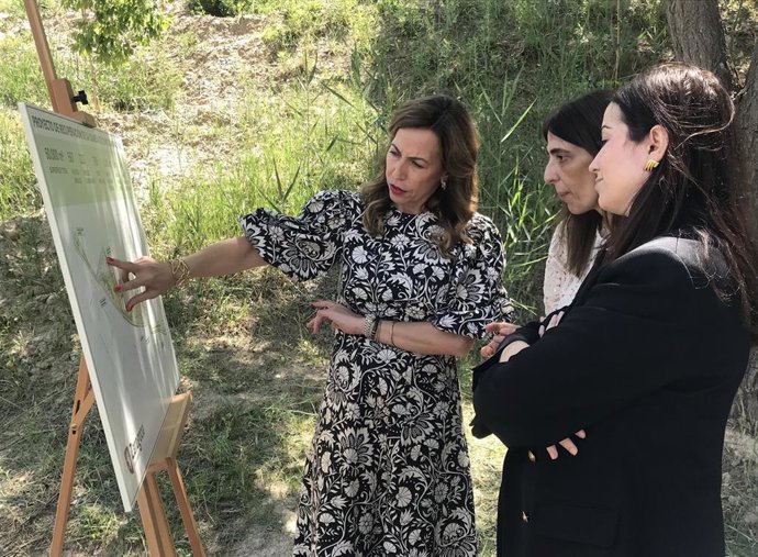La alcaldesa de Zaragoza, Natalia Chueca, revisa el plano de plantación de la olmeda de Torre Ramona