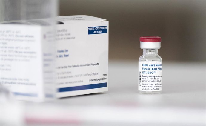 Archivo -  The Ebola vaccine Ervebo stands on a table at the manufacturer MSD Sharp Dohme GmbH. Photo: Julian Stratenschulte/dpa