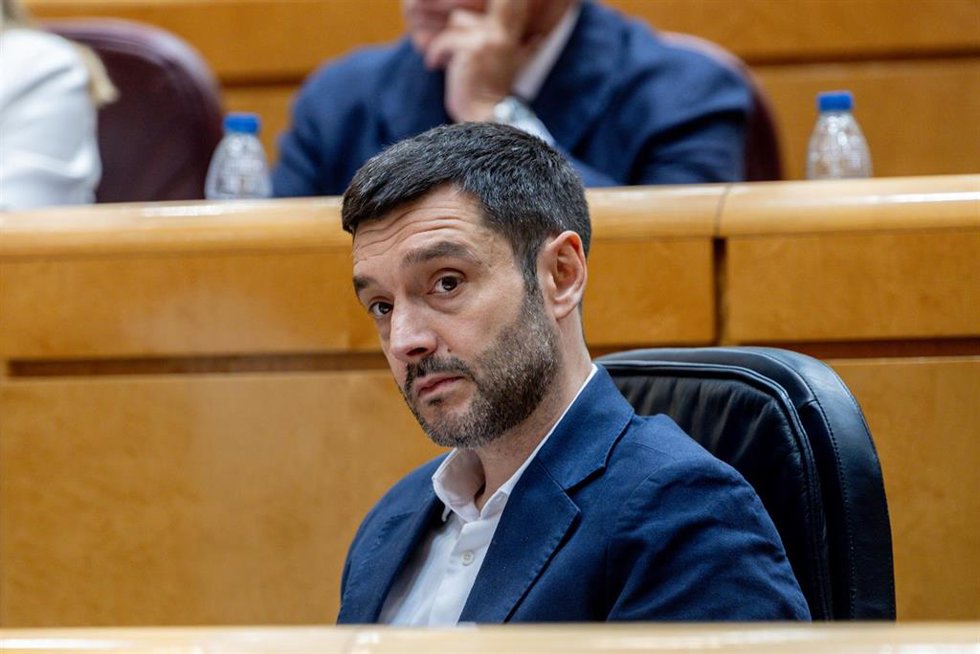 El ministro de Derechos Sociales, Consumo y Agenda 2030, Pablo Bustinduy, durante una sesión plenaria del Senado, a 12 de mayo de 2026, en Madrid (España). La sesión de hoy incluye preguntas al Gobierno sobre el accidente ferroviario de Adamuz, la regular