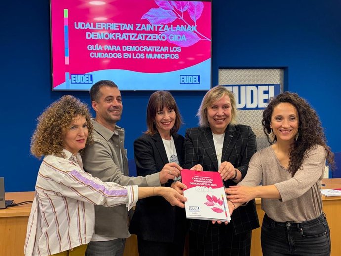 Esther Apraiz, txerra Molinuevo, Maria José Blanco e Itsaso Lekuona presentan la guía.