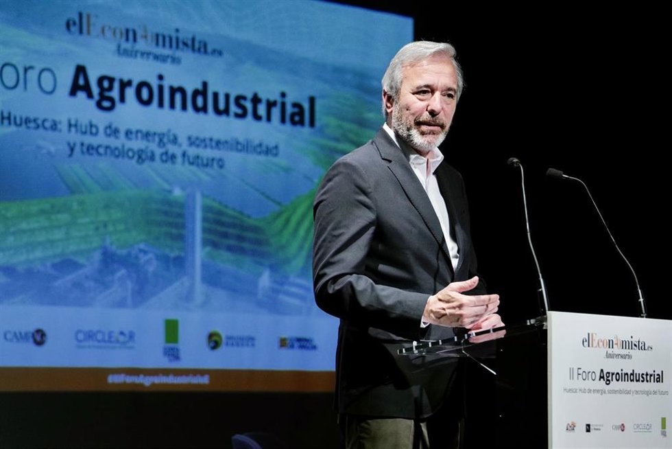 El presidente del Gobierno de Aragón, Jorge Azcón, interviene en la clausura de un foro de agroalimentación.