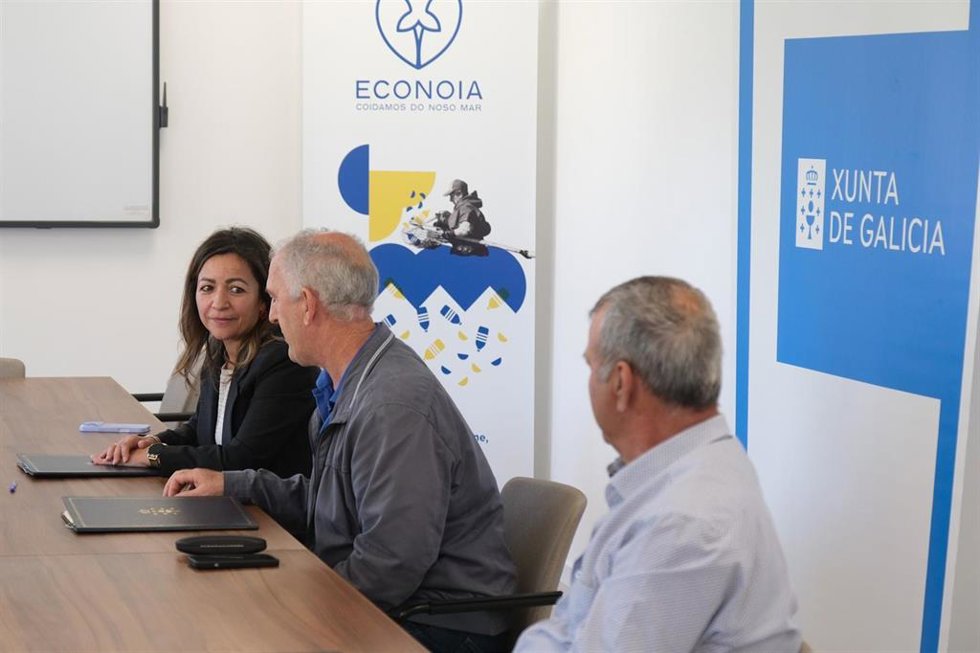 La conselleira do Mar, Marta Villaverde, y el patrón mayor de la Cofradía de Pescadores de Noia, Santiago Cruz.