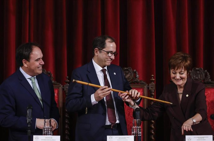(I-D) El president de la Generalitat, Juanfran Pérez Llorca; el nuevo rector de la UV, el catedrático Juan Luis Gandía; y la anterior rectora de la Universitat de València, María Vicenta Mestre Escrivá;  durante el acto oficial de investidura