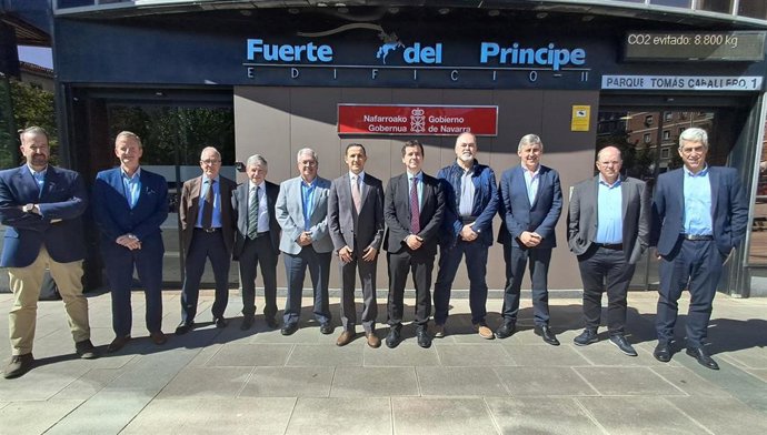 El consejero Irujo junto al CEO del Grupo tunecino Caveo, representantes de la empresa en Bera, representantes de Sodena, ACAN y del Club de Empresas de Baztan Don Miguel Musquiz.
