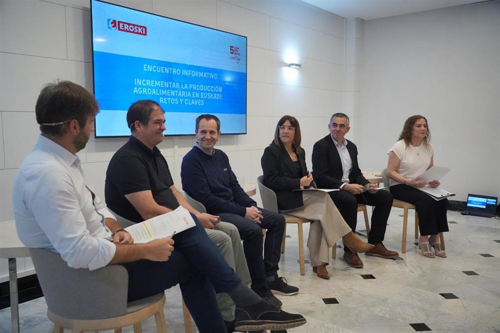 La Consejera de Alimentación, Desarrollo Rural, Agricultura y Pesca del Gobierno Vasco, Amaia Barredo (3d), el Director en Basque Food Cluster, Jon Ander Egaña (2d), el Coordinador de Denominación de Origen Euskal Sagardoa, Unai Aguirre (2i), el Director