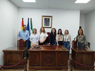 La delegada territorial de Justicia, Administración Local y Función Pública de la Junta en Almería, Rebeca Gómez, junto a la alcaldesa de Albox, María del Mar Alfonso, y otros asistentes durante la visita a las actuaciones del PFEA en el municipio.