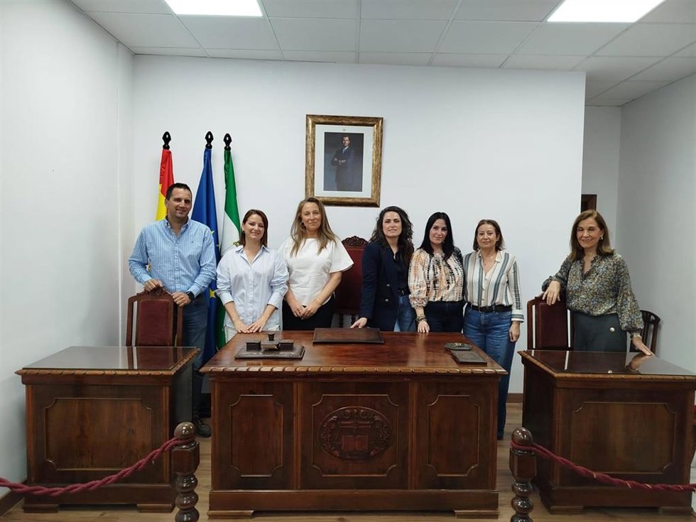 La delegada territorial de Justicia, Administración Local y Función Pública de la Junta en Almería, Rebeca Gómez, junto a la alcaldesa de Albox, María del Mar Alfonso, y otros asistentes durante la visita a las actuaciones del PFEA en el municipio.