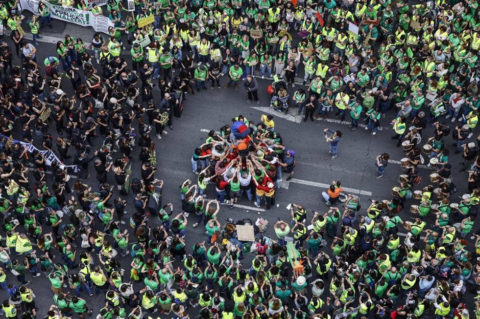Miles de personas protestan durante una manifestación por la huelga indefinida en la educación pública no universitaria en la Comunitat Valenciana. ARCHIVO. 