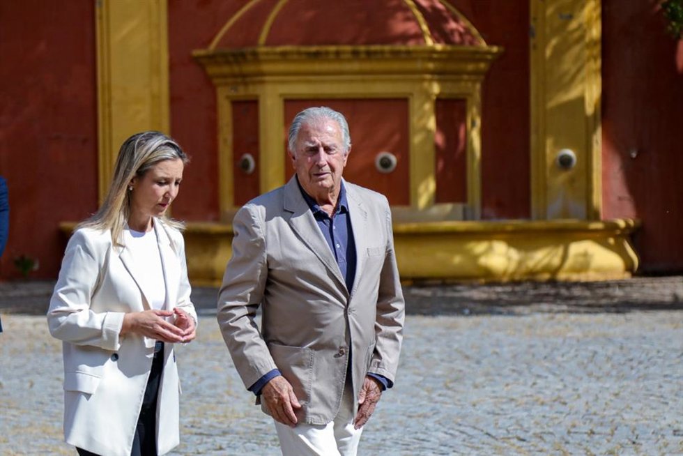 La alcaldesa de Alcalá de Guadaíra, Ana Isabel Jiménez, junto con el delegado de Urbanismo y Planificación Estratégica, Jesús Mora, en su visita al Hotel Hacienda la Boticaria.