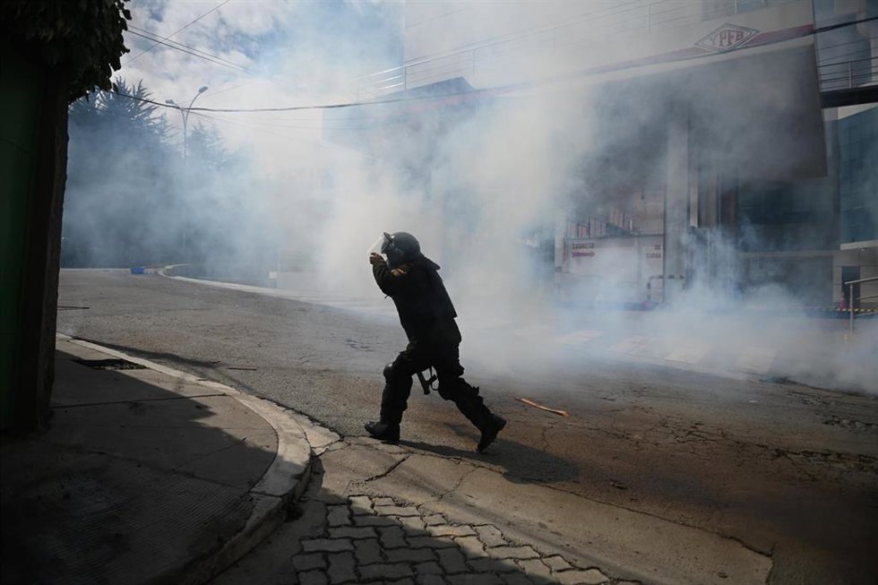 Archivo - Imagen de archivo de un policía de Bolivia durante las protestas. 