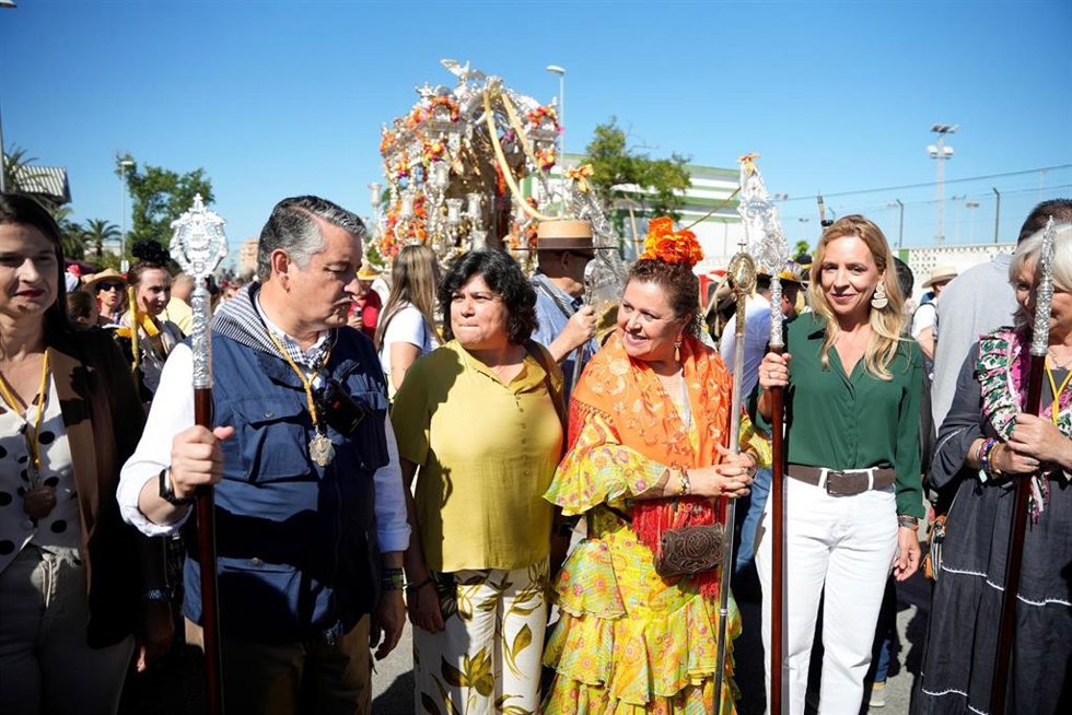 La presidenta de la Diputación de Cádiz, Almudena Martínez, junto a Antonio Sanz, acompaña a la Hermandad de Sanlúcar de Barrameda antes de embarcar en Bajo de Guía. 