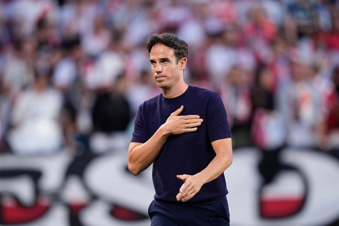 Inigo Perez, técnico do Rayo Vallecano, cumprimenta os torcedores durante a partida de ida da semifinal da UEFA Conference League 2025/26 entre o Rayo Vallecano e o RC Strasbourg Alsace, no Estádio de Vallecas, em 30 de abril de 2026, em Madri, Espanha.