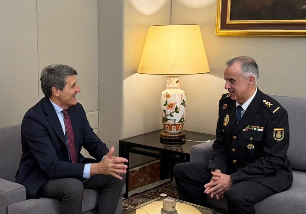 El delegado del Gobierno en Andalucía, Pedro Fernández, recibe al jefe superior del Cuerpo Nacional de Policía en Andalucía Occidental, Jesús María García Muñoz.