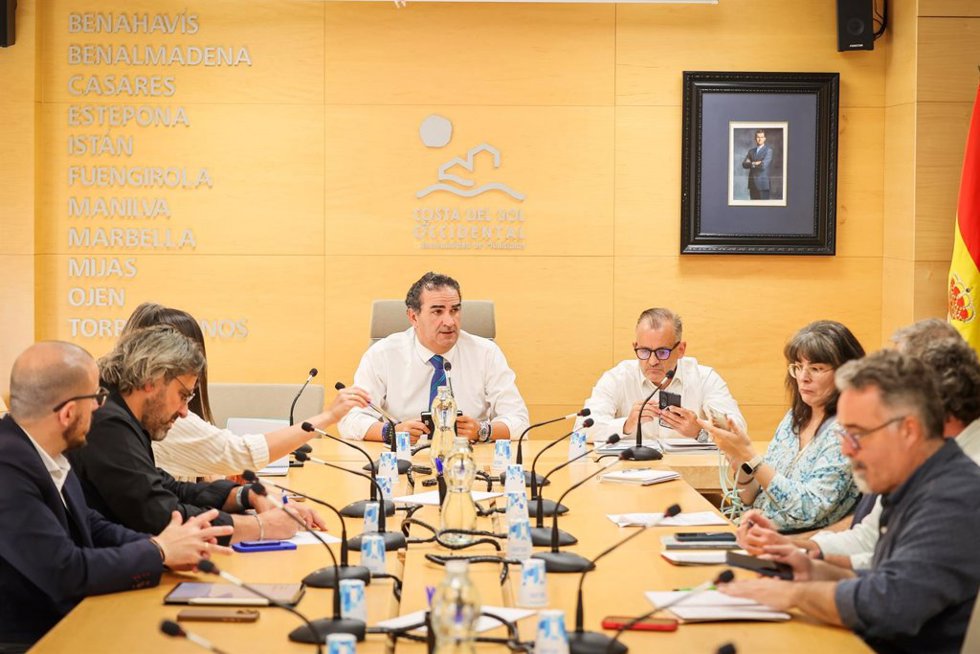 El presidente de la Mancomunidad de Municipios de la Costa del Sol Occidental, Manuel Cardeña, en una junta de la institución.