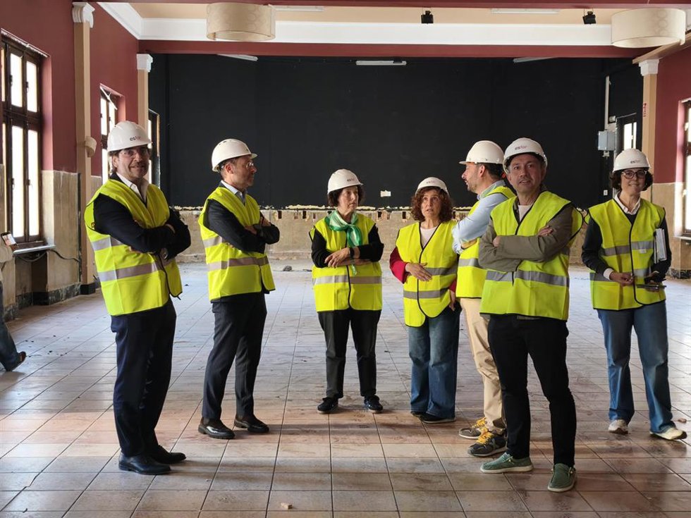 El consejero de Ordenación del Territorio, Urbanismo, Vivienda y Derechos Ciudadanos, Ovidio Zapico, visita las obras de construcción de 37 viviendas tuteladas para personas mayores en el antiguo edificio del colegio de La Salle, en Turón.