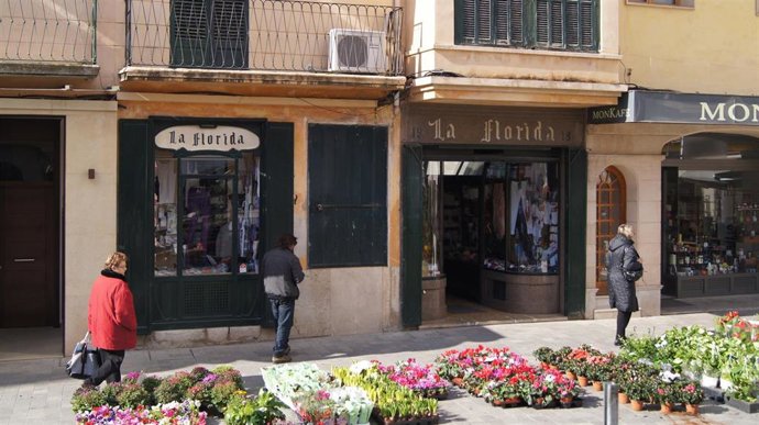 Archivo - Comercio en una calle de Palma.