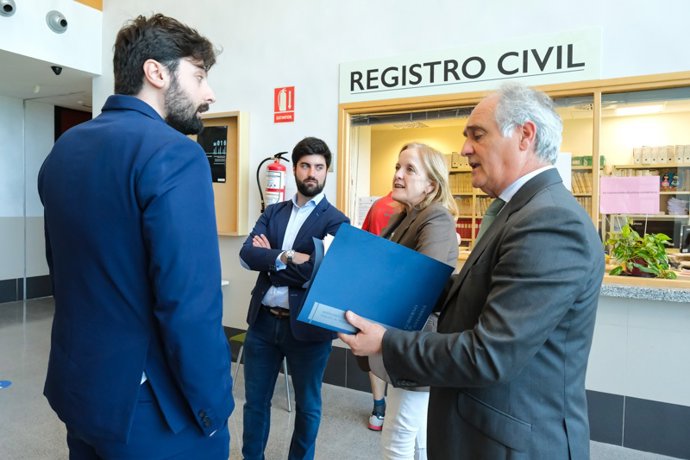 La consejera de Presidencia, Justicia, Seguridad y Simplificación Administrativa, Isabel Urrutia, visita a la sede del Tribunal de Instancia de Castro Urdiales