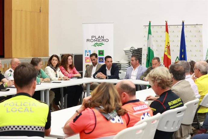 Reunión de Diputación con responsables del Plan Romero en el Puesto de Mando Avanzado de Villamanrique de la Condesa.