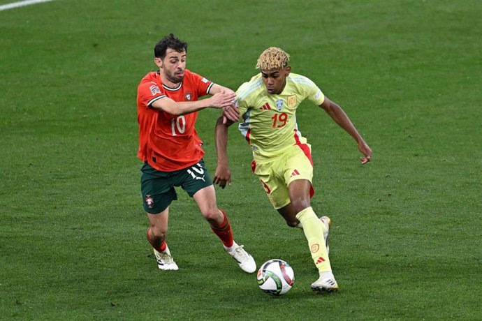 Archivo - Lamine Yamal y Bernardo Silva pugnan por un balón en el España-Portugal de la final de la Liga de Naciones 24-25