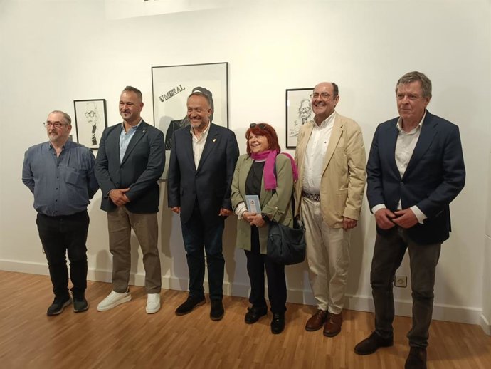 El presidente de la Diputación de León, Gerardo Álvarez Courel (centro izquierda), con representantes de la Institución provincial y de la Fundación Francisco Umbral en el ILC, en la capital leonesa.