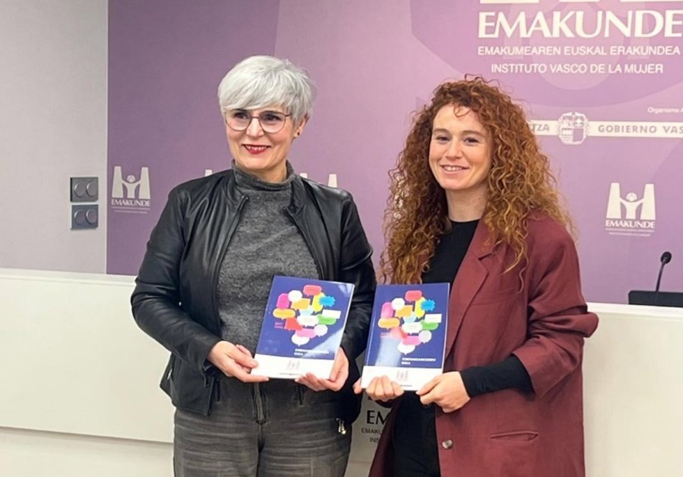 La directora de Emakunde, Miren Elgarresta (i), ha presentado esta iniciativa