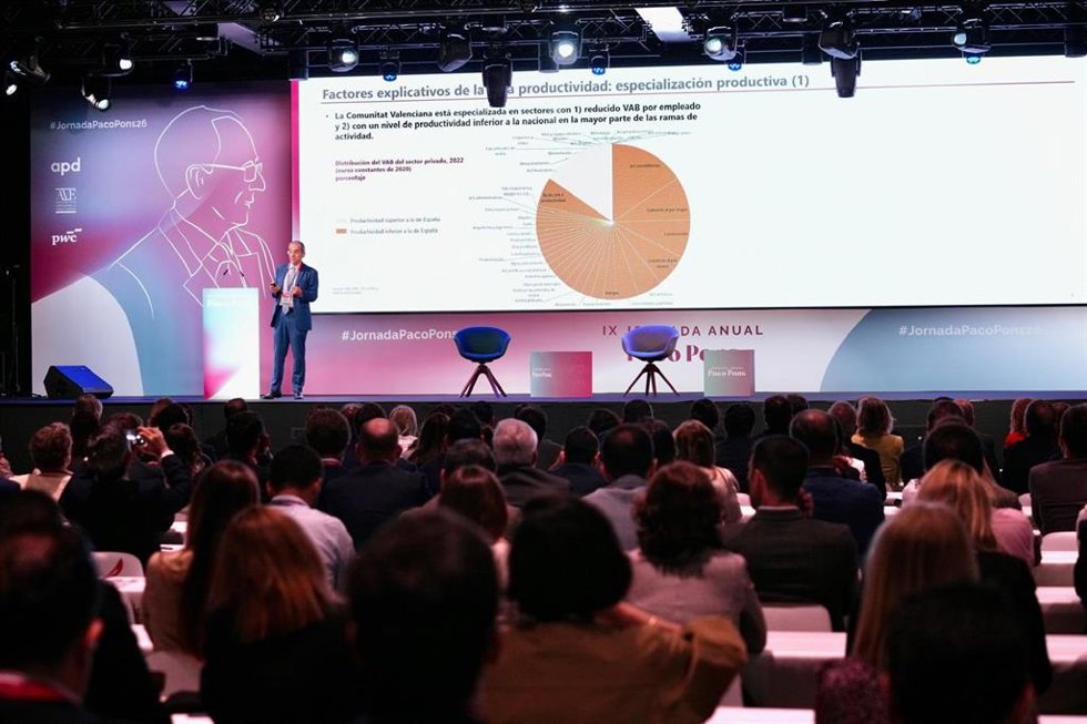 El director adjunto del Ivie, Joaquín Maudos, durante la IX Jornada Anual Paco Pons