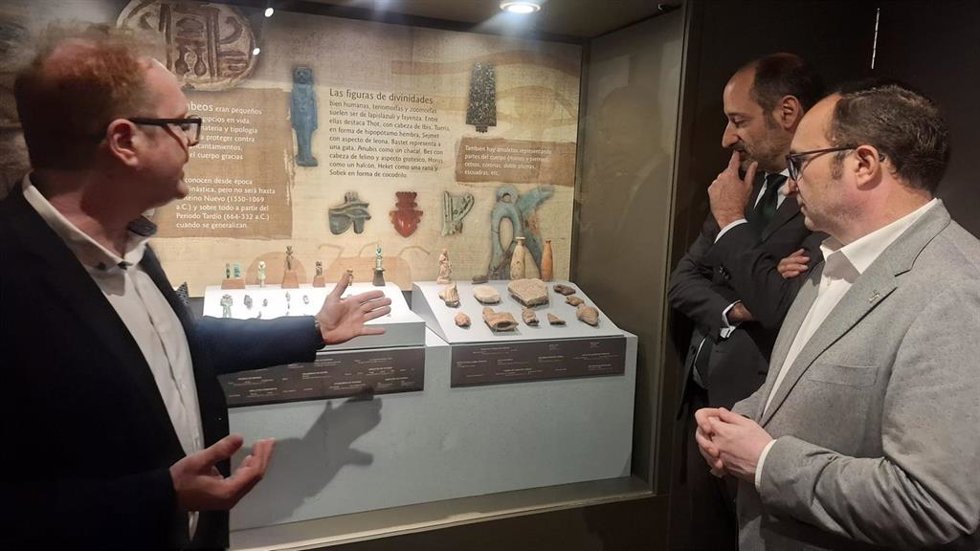 Alejandro Jiménez, José Ayala y Carlos J. Fernández observan una de las vitrinas de las exposición.