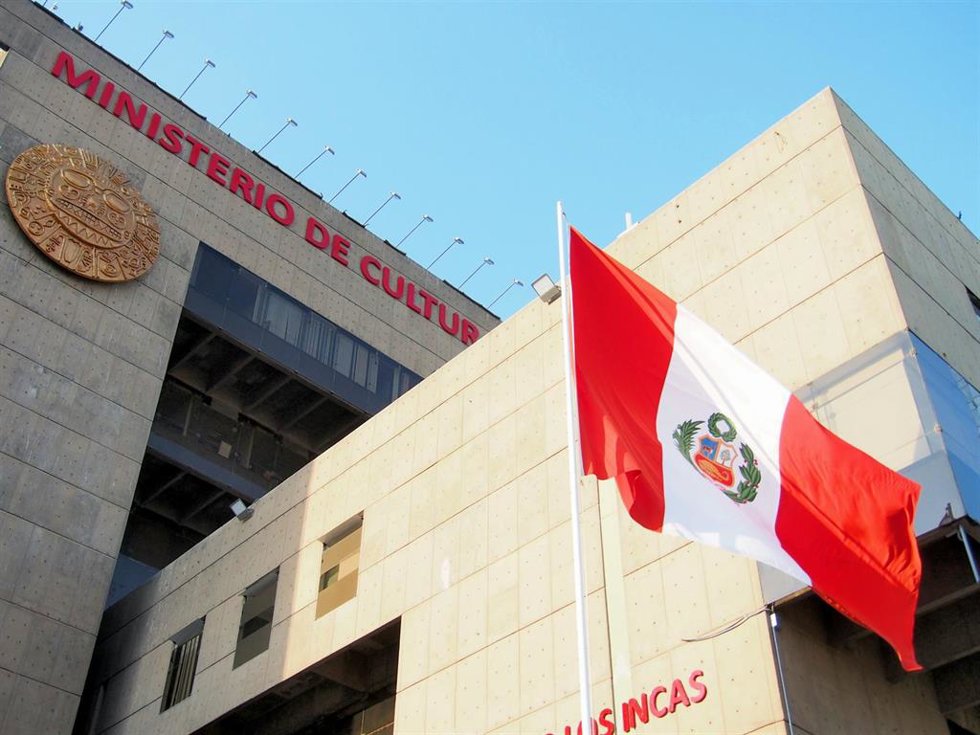 Archivo - Bandera de Perú sobre la fachada de la sede del Ministerio de Cultura