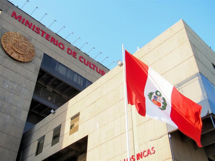 Archivo - Bandera de Perú sobre la fachada de la sede del Ministerio de Cultura