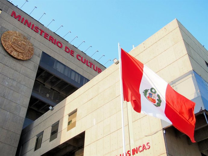 6 de abril de 2025, Lima, Peru: Bandeira peruana hasteada em frente à fachada do edifício do Ministério da Cultura, em estilo brutalista, em Lima