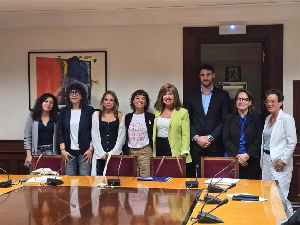 Plataforma Trans presenta a grupos parlamentarios su propuesta para regular el cambio registral de extranjeros