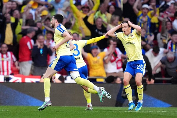 25 April 2026, United Kingdom, London: Southampton's Finn Azaz (L) celebrates scoring their side's first goal of the game as team-mate Caspar Jander reacts during the English FA Cup, semi-final soccer match between Manchester City and Southampton at the W