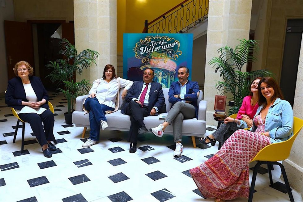 El delegado de Cultura en el Ayuntamiento de Jerez, Francisco Zurita, junto a los fundadores de la Sociedad Literaria Sherlock Holmes, Margarita Lozano y Adrián Otero.