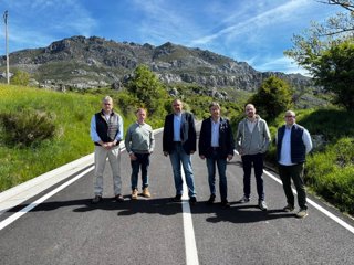 El vicepresidente de la Diputación y diputado de Infraestructuras, Roberto Aller (centro izquierda), ha recibido las obras de mejora de la carretera entre Genicera y Almuzara.