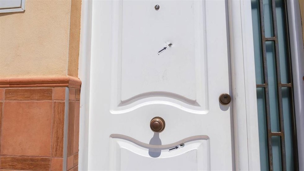 Uno de los impactos de bala registrados en la puerta de la vivienda de la barriada de El Canalillo de El Ejido (Almería) donde se produjo el crimen. 