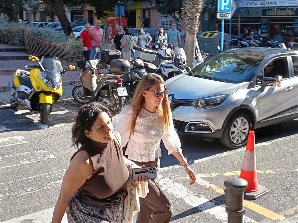 La exconcejala de Urbanismo en el Ayuntamiento de Alicante Rocío Gómez (c), a su llegada este miércoles a los juzgados, donde está citada como investigada en la causa de las adjudicaciones de las VPP de Les Naus