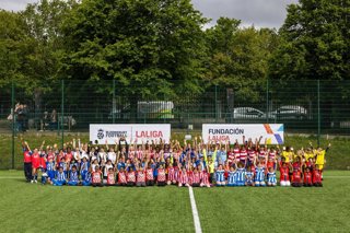 Foto de los equipos participantes en el torneo escolar femenino de LaLiga, Fundación LaLiga y Bloomsbury Footballa Foundation