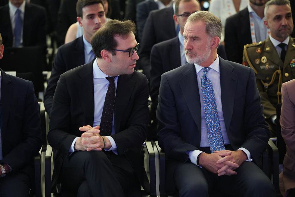 El vicepresidente primero y ministro de Economía, Comercio y Empresa, Carlos Cuerpo (i), y el Rey Felipe VI. 