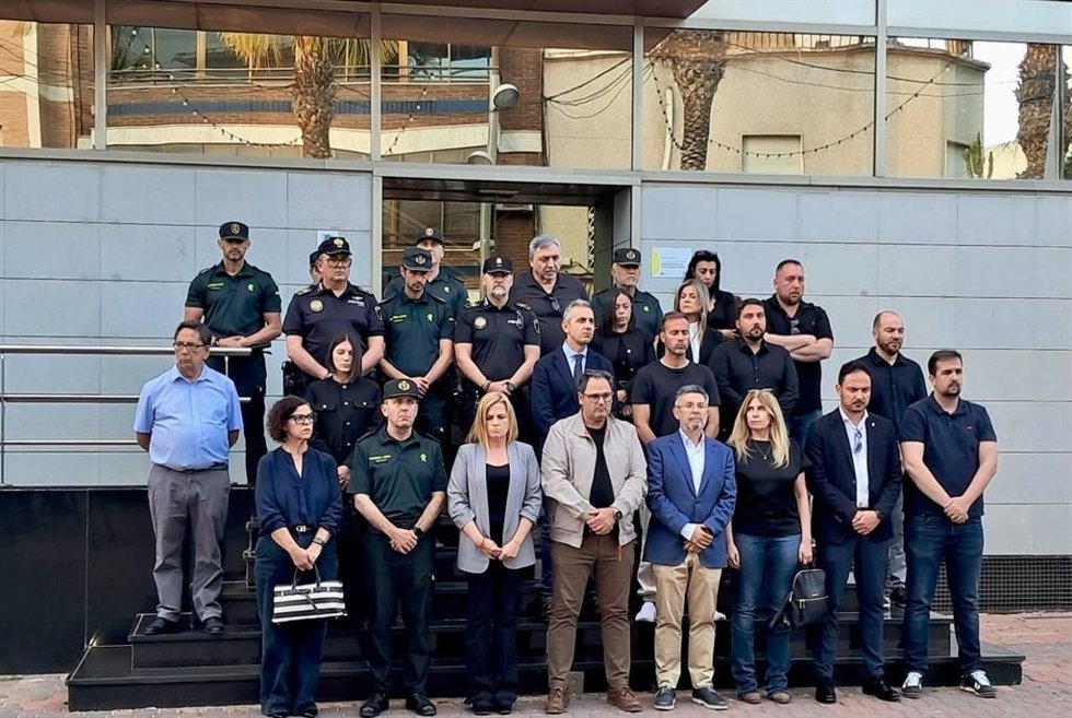 Autoridades en el minuto de silencio en Dolores (Alicante) del pasado sábado