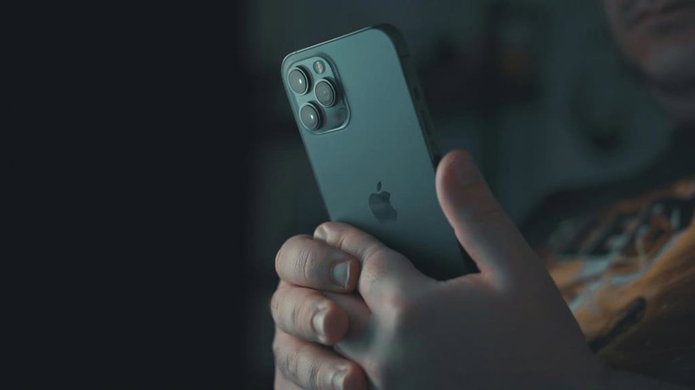 Persona viendo algo en un smartphone