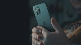 Persona viendo algo en un smartphone