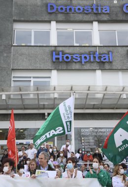 Archivo - Movilización frente a un hospital de Osakidetza
