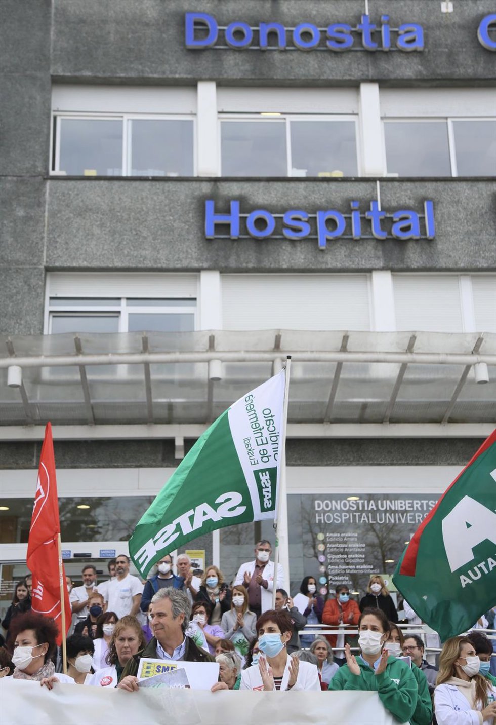Archivo - Movilización frente a un hospital de Osakidetza