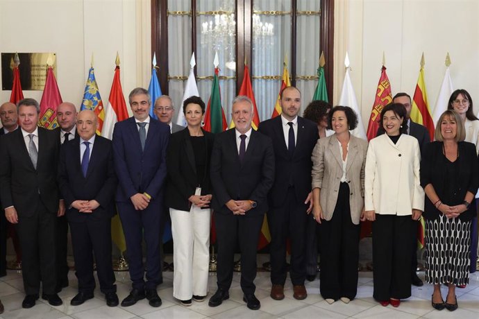 El ministro de Política Territorial y Memoria Democrática, Ángel Víctor Torres (c), y el conseller de Presidencia de la Generalitat de Cataluña, Albert Dalmau (4d), durante las reuniones de la Comisión Bilateral Generalitat-Estado.