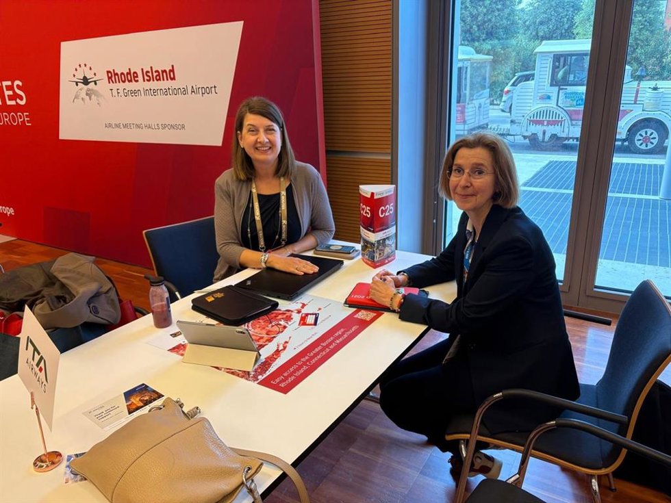 La directora de Promoción de Turismo de Galicia, Carmen Pita, reunida con una aerolínea en la feria profesional 'Routes Europe', en Rimini (Italia).