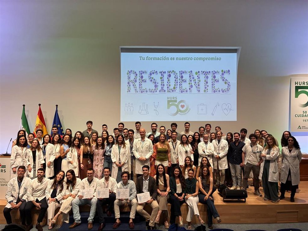 Foto de familia en el acto de despedida de residentes.