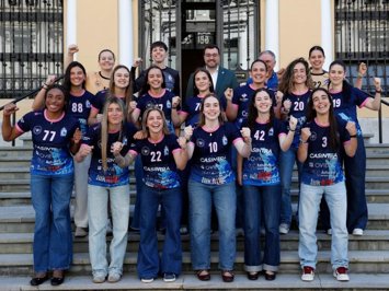 El presidente del Principado de Asturias, Adrián Barbón, (arriba en el centro en la imagen), durante la recepción al equipo Lobas Global Atac de Oviedo tras su ascenso a la Liga Guerreras Iberdrola, la máxima categoría nacional del balonmano femenino.
